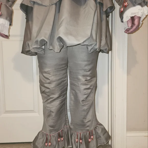 Authentic 2017 IT Pennywise screen worn prop/costume. Excellent quality & condit - Picture 5 of 10